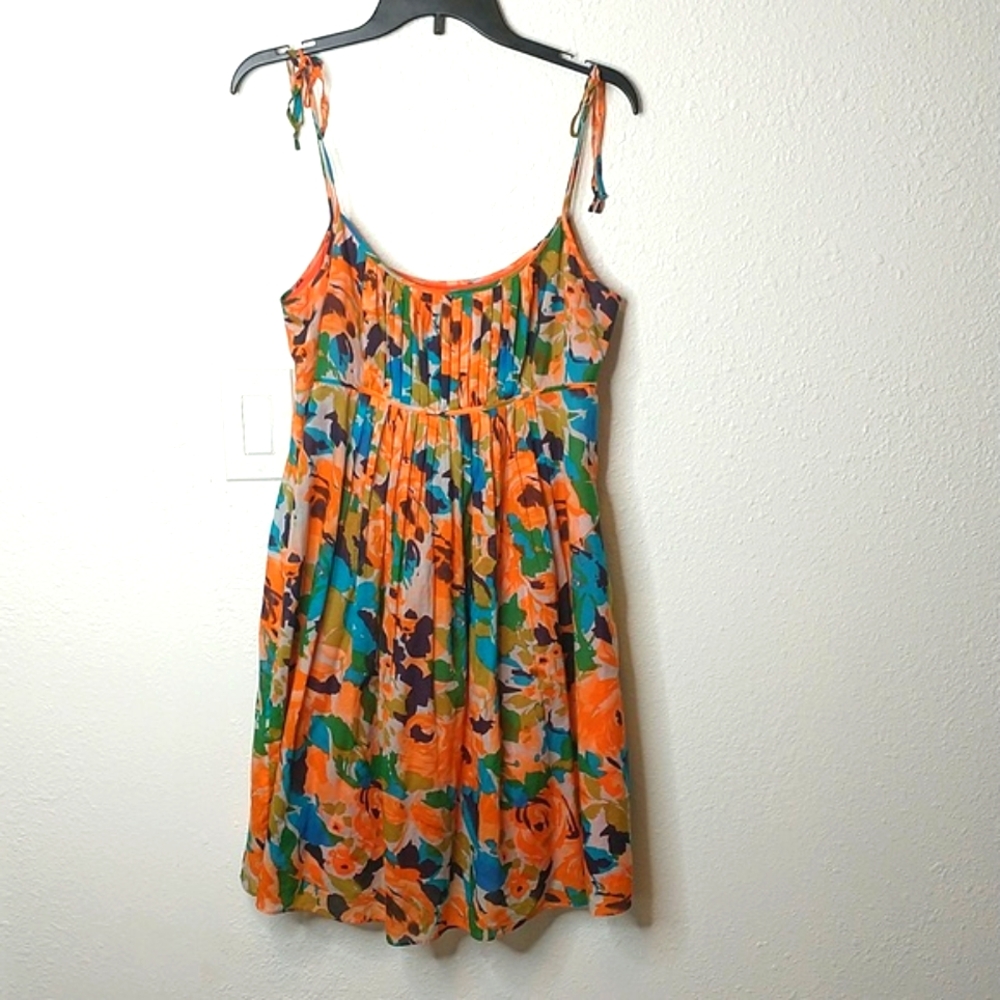 Gianni Bini floral pleated summer dress. Size 8. Side zip. Ties at shoulders.